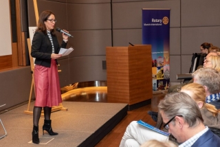 Sibille Vinzenz erläutert die Orlandus Lassus Stiftung