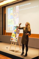 Die Auktionatorin Sheila Scott in Aktion