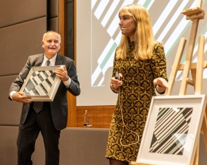 Die Auktionatorin Sheila Scott in Aktion (mit Prof. Michael Vogel)