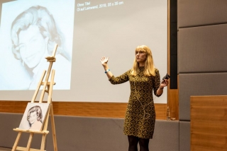Die Auktionatorin Sheila Scott in Aktion