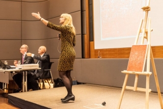 Die Auktionatorin Sheila Scott in Aktion