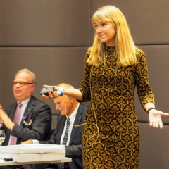 Die Auktionatorin Sheila Scott in Aktion