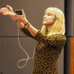 Die Auktionatorin Sheila Scott in Aktion