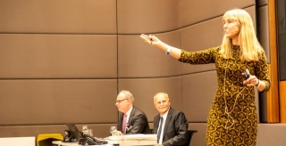 Die Auktionatorin Sheila Scott in Aktion